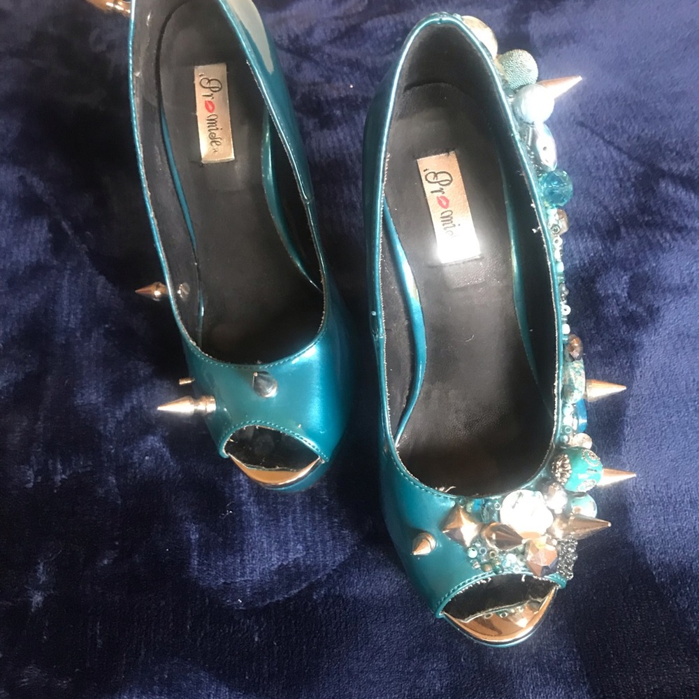 Shoes - Picture 3 of 4